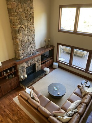 Smart TV, fireplace, books, stereo