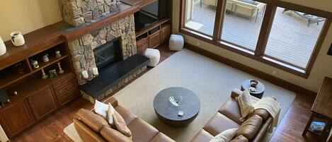 Smart-tv, pejs, bøger, stereoanlæg