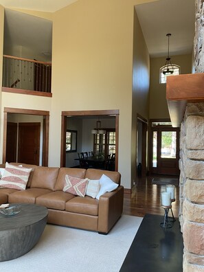 Smart TV, chimenea, libros y estéreo 