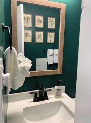 Combined shower/bathtub - ✰The Hazel House ✰ Cozy & Pet Friendly 2 Bedroom (Hazel Park)
