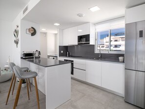 Wasserkocher mit Kaffee-/Teezubehör, Kühlschrank, Mikrowelle, Ofen