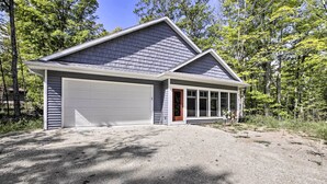 A single-story house with a garage, a covered porch, and a driveway. - Door County Family Home: 3 Mi Whitefish Dunes (Sturgeon Bay)