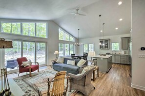 TV, fireplace - Door County Family Home: 3 Mi Whitefish Dunes (Sturgeon Bay)