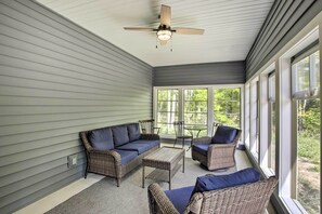 TV, fireplace - Door County Family Home: 3 Mi Whitefish Dunes (Sturgeon Bay)