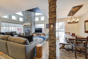 TV connectée, cheminée, jeux vidéo, baby-foot