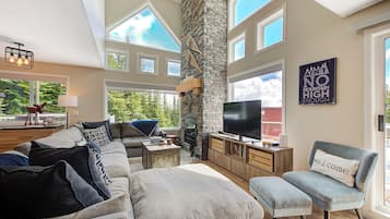 TV connectée, cheminée, jeux vidéo, baby-foot