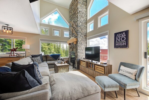 TV connectée, cheminée, jeux vidéo, baby-foot