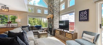 Ski To/From, 5 Bedroom, Hot Tub, Walk to Village Chalet.