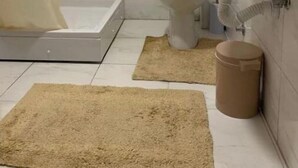 Une salle de bain équipée d’une baignoire, de toilettes, d’un lavabo et d’une douche.