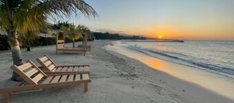 KING SIZE Villa with Pool and beach