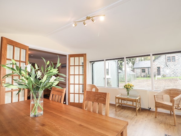 Cottage | Private kitchen | Fridge, dishwasher, electric kettle, toaster - Garden Lodge (Muir of Ord)