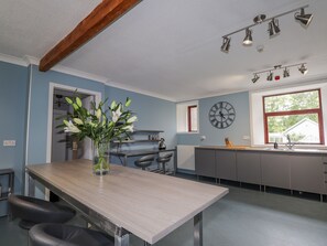 Mökki | Yksityinen keittiö | Astianpesukone, keittoastiat/astiat/ruokailuvälineet