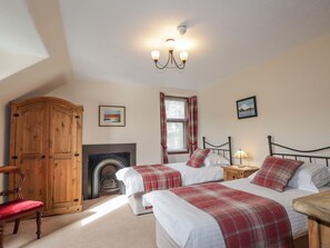 5 bedrooms, individually decorated, individually furnished, free WiFi - Balloan House (Muir of Ord)