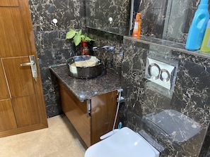 تجهيزات دش، مجففات شعر، مناشف، صابون