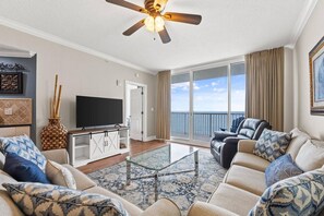 Smart TV, mesa de pingue-pongue, livros