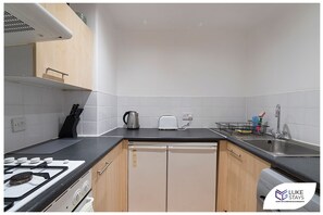 Fridge, microwave, oven, stovetop - Luke Stays - Grosvenor Road (Newcastle Upon Tyne)