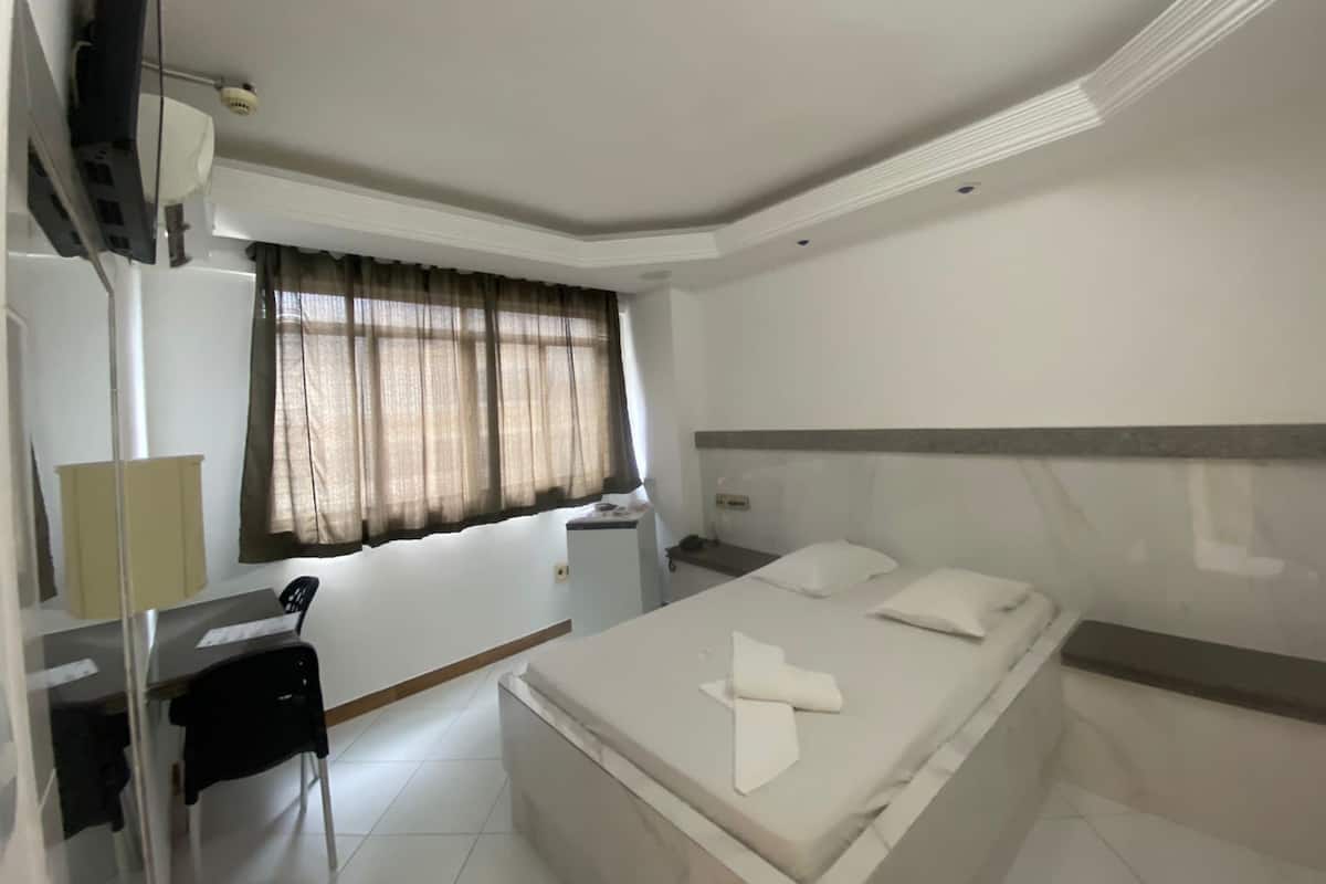 Minibar, espacio para trabajar con laptop, wifi gratis y ropa de cama