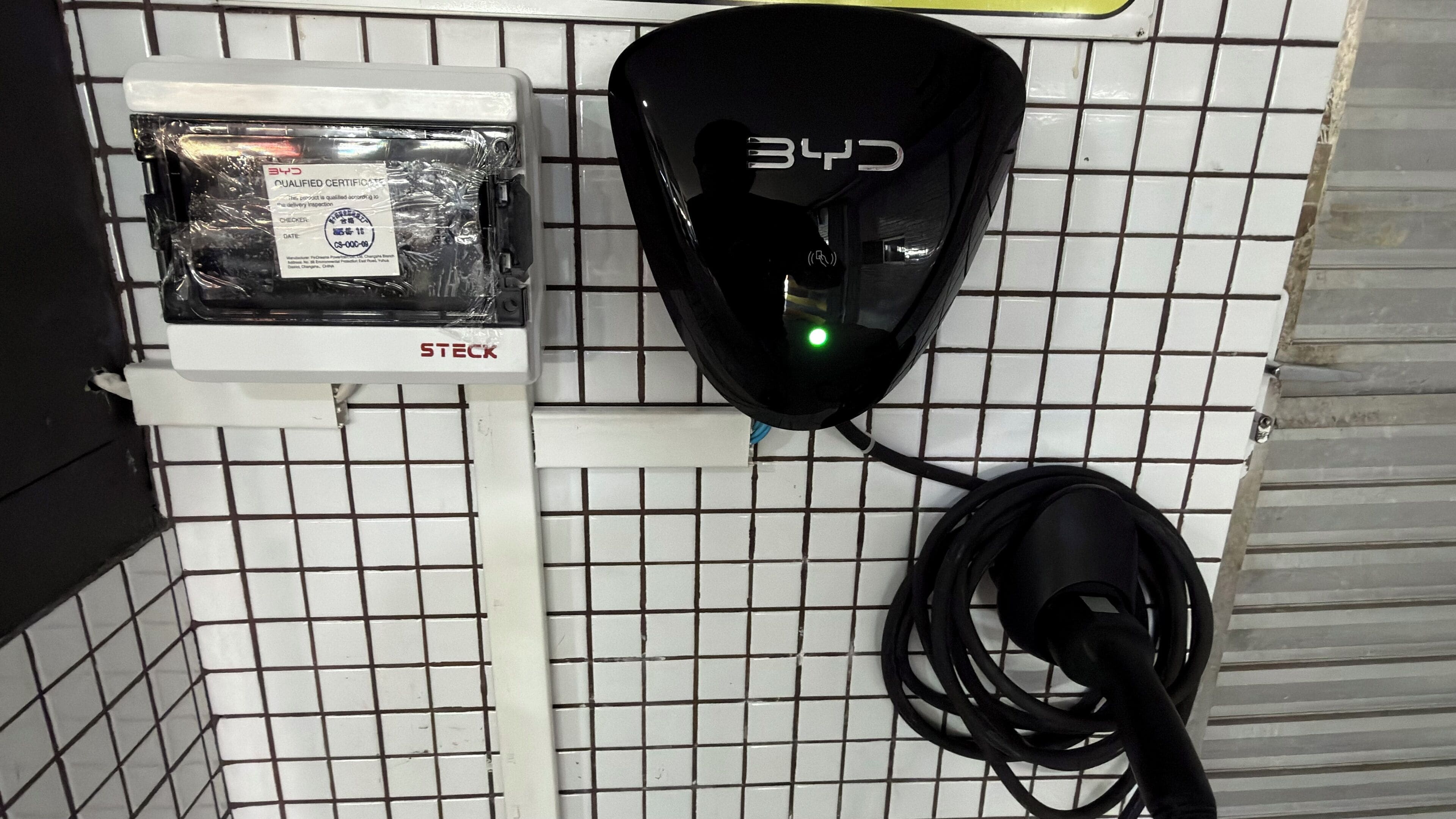 Electric vehicle charging station
