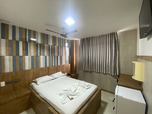 Quarto casal standard | Frigobar, espaço de trabalho para notebook, Wi-Fi de cortesia