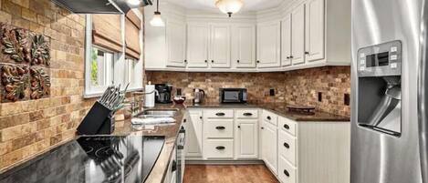 Refrigerador, microondas, horno, placa de cocina