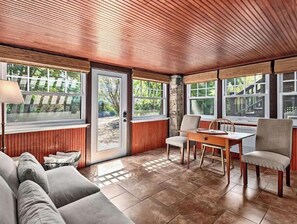 Een smart-tv, een open haard, een dvd-speler en boeken