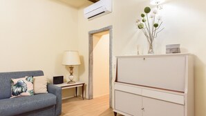 Appartamento Deluxe | Area soggiorno | TV a schermo piatto 32 pollici con canali digitali, TV
