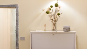 Appartamento Deluxe | Area soggiorno | TV a schermo piatto 32 pollici con canali digitali, TV