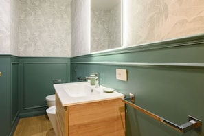 Deluxe-Apartment | Badezimmer | Dusche, kostenlose Toilettenartikel, Haartrockner, Bidet