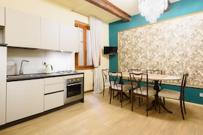 Deluxe-Apartment | Wohnbereich | 32-Zoll-Flachbildfernseher mit Digitalempfang, Fernseher