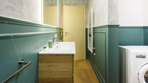 Appartamento Deluxe | Bagno | Doccia, set di cortesia gratuito, asciugacapelli, bidet
