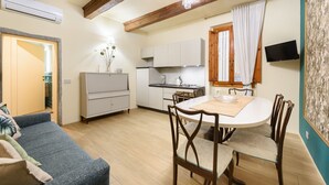 Appartamento Deluxe | Area soggiorno | TV a schermo piatto 32 pollici con canali digitali, TV