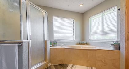 Holiday Decorations l Spacious l 1 Mile to Downtown Bandera l Dog Friendly