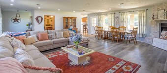 Holiday Decorations l Spacious l 1 Mile to Downtown Bandera l Dog Friendly