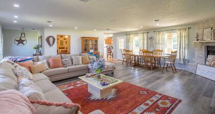 Holiday Decorations l Spacious l 1 Mile to Downtown Bandera l Dog Friendly