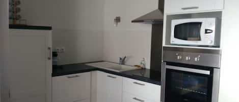 Een koelkast, een magnetron, een oven, een kookplaat