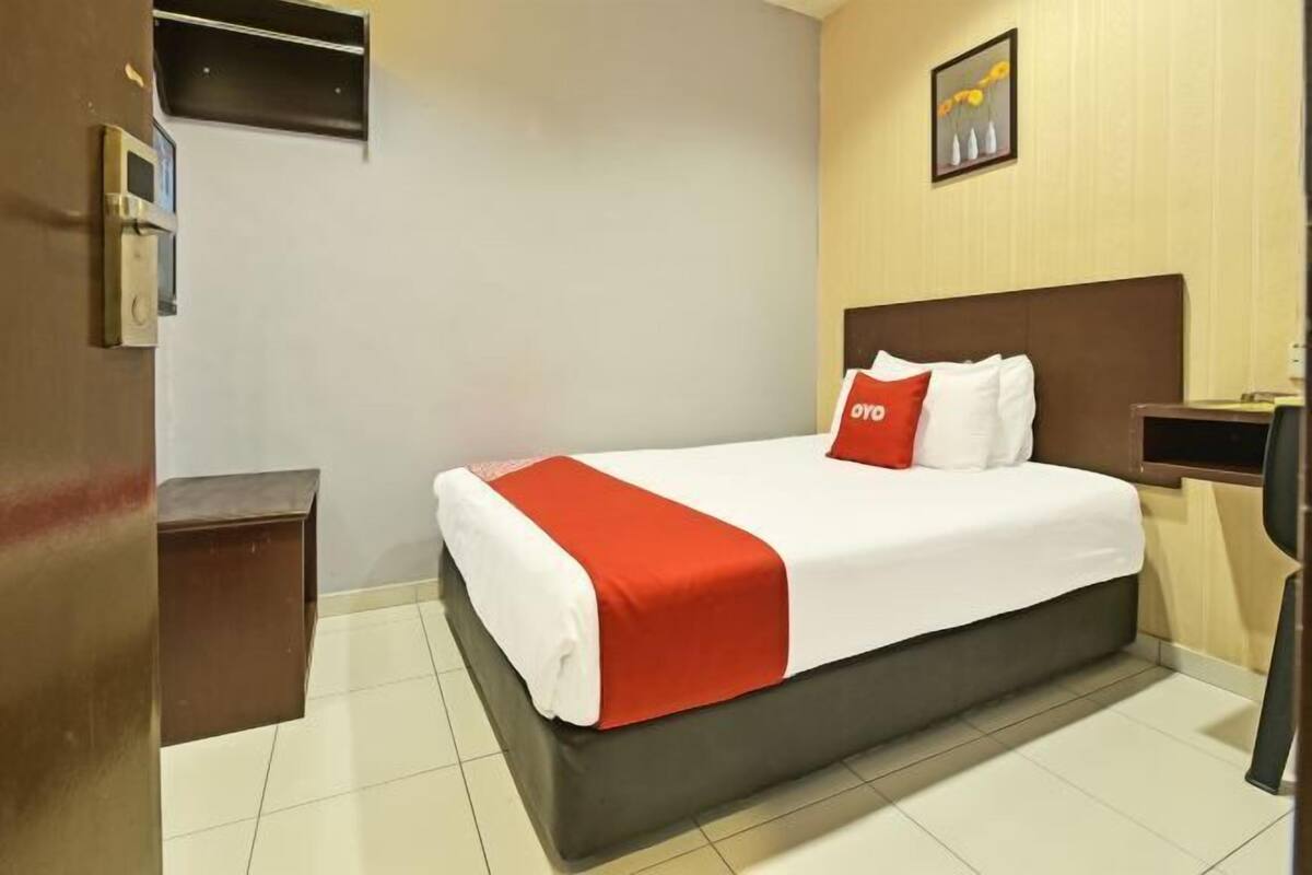 1 bedroom, desk, soundproofing, bed sheets