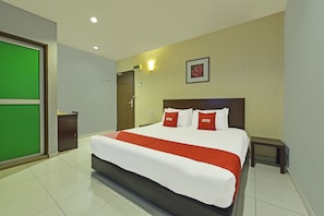 Deluxe tweepersoonskamer, 1 kingsize bed | 1 slaapkamer, een bureau, geluiddichte muren, beddengoed