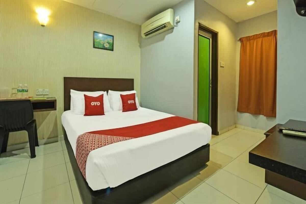 1 bedroom, desk, soundproofing, bed sheets