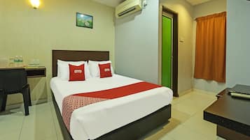 Deluxe Double Room, 1 Queen Bed | 1 bedroom, desk, soundproofing, bed sheets