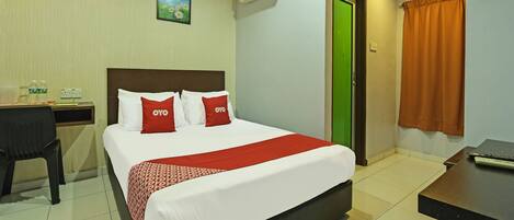 Escritorio, sistema de insonorización y ropa de cama