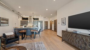 Un moderno appartamento con cucina, sala da pranzo e soggiorno.