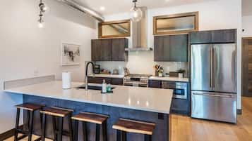 Refrigerador, microondas, horno y parrilla de estufa