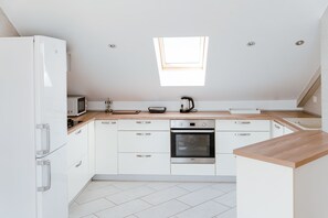 Kühlschrank, Mikrowelle, Herdplatte, Geschirrspüler