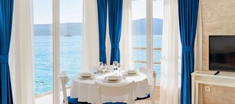 Luxury apartment right by the sea with premium breakfast