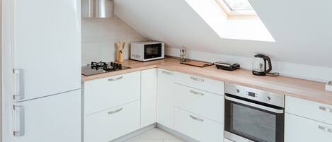 Fridge, microwave, stovetop, dishwasher