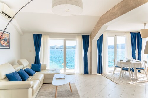 Luxury apartment right by the sea with premium breakfast