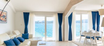 Luxury apartment right by the sea with premium breakfast