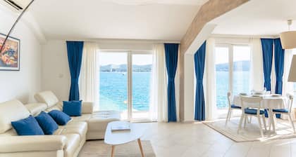 Luxury apartment right by the sea with premium breakfast