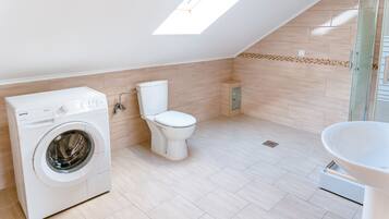 Regadera, secadora de cabello, toallas, jabón