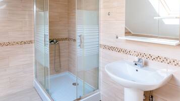 Douche, sĂšche-cheveux, serviettes fournies, savon